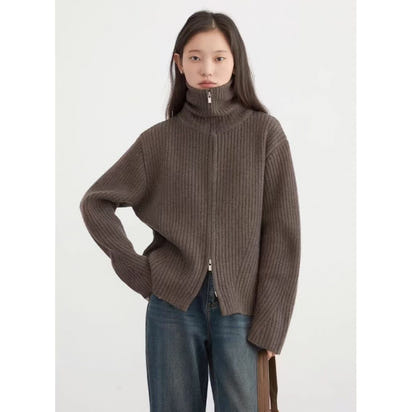 The college-style bed round-neck knitted cardigan for women in autumn and winter is a trendy design that makes them look younger