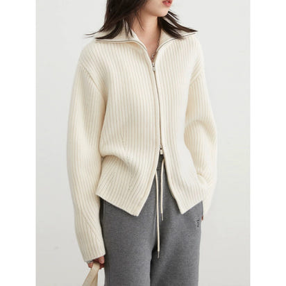 The college-style bed round-neck knitted cardigan for women in autumn and winter is a trendy design that makes them look younger