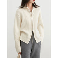 The college-style bed round-neck knitted cardigan for women in autumn and winter is a trendy design that makes them look younger